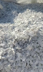 出售PP涂料桶破碎料，无字带字都有，带字涂料桶破碎料现货够车