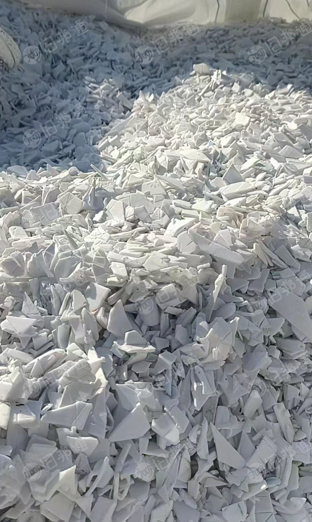 出售PP涂料桶破碎料，无字带字都有，带字涂料桶破碎料现货够车