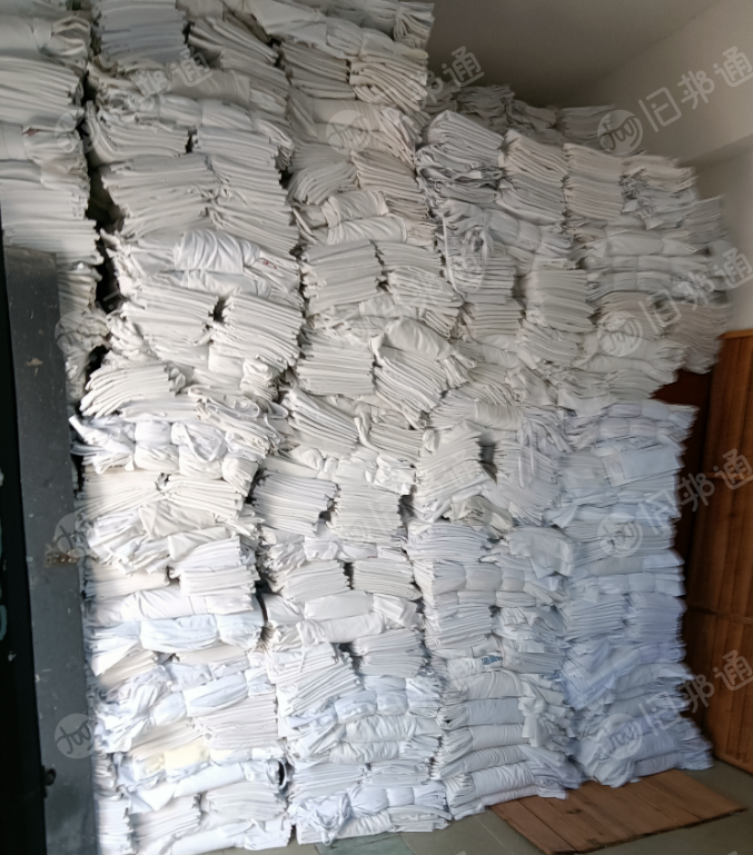 现货处理一批床单被罩，火车上铁路下来的，涤棉材质涤30棉70，现货20多吨，货在河北保定