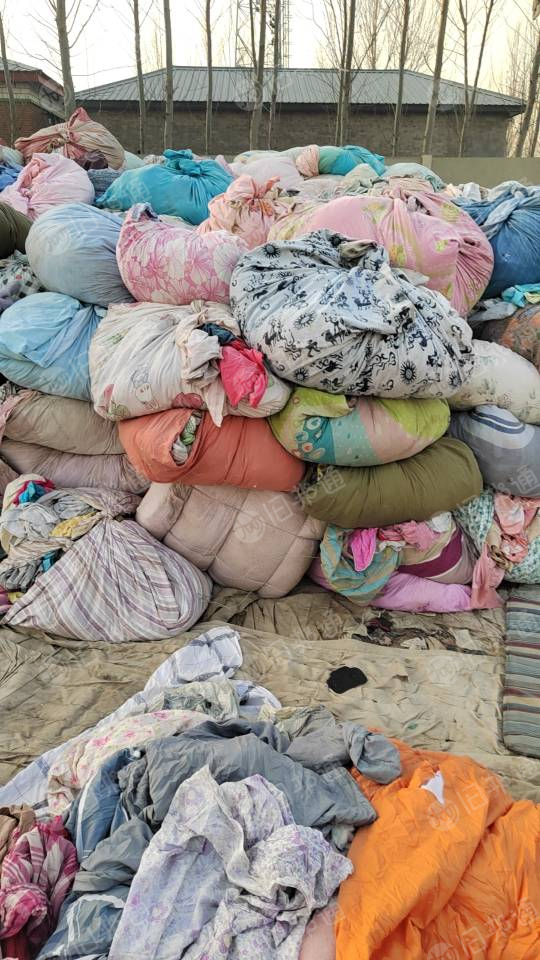 长期出售床单被罩，古棉丝棉被撕下来的，都是花色杂色，有纯棉也有化纤，现货18吨左右，货在河北廊坊