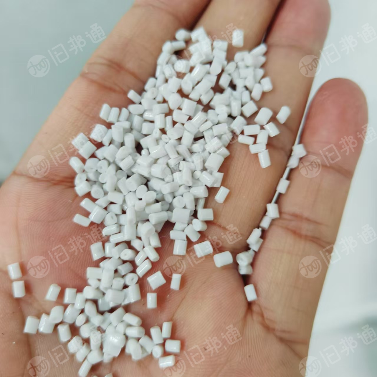 出售PC颗粒，冲击60，溶脂22，断裂伸长率90+，光面，轻微荧光，太空包装