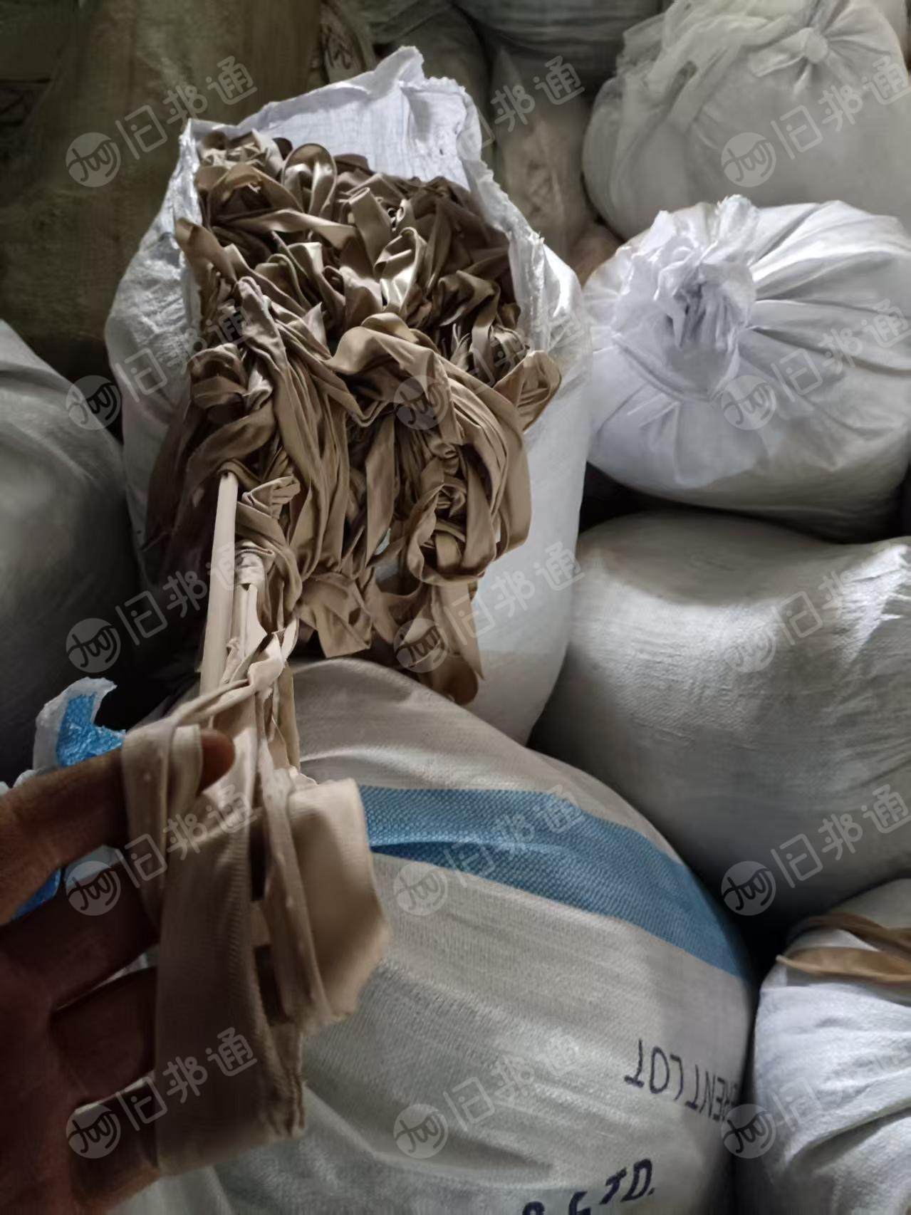 现货处理一批锦氨三色布条，白烟布，锦氨废布，含氨纶10-14％之间，现货4吨，货在江苏苏州