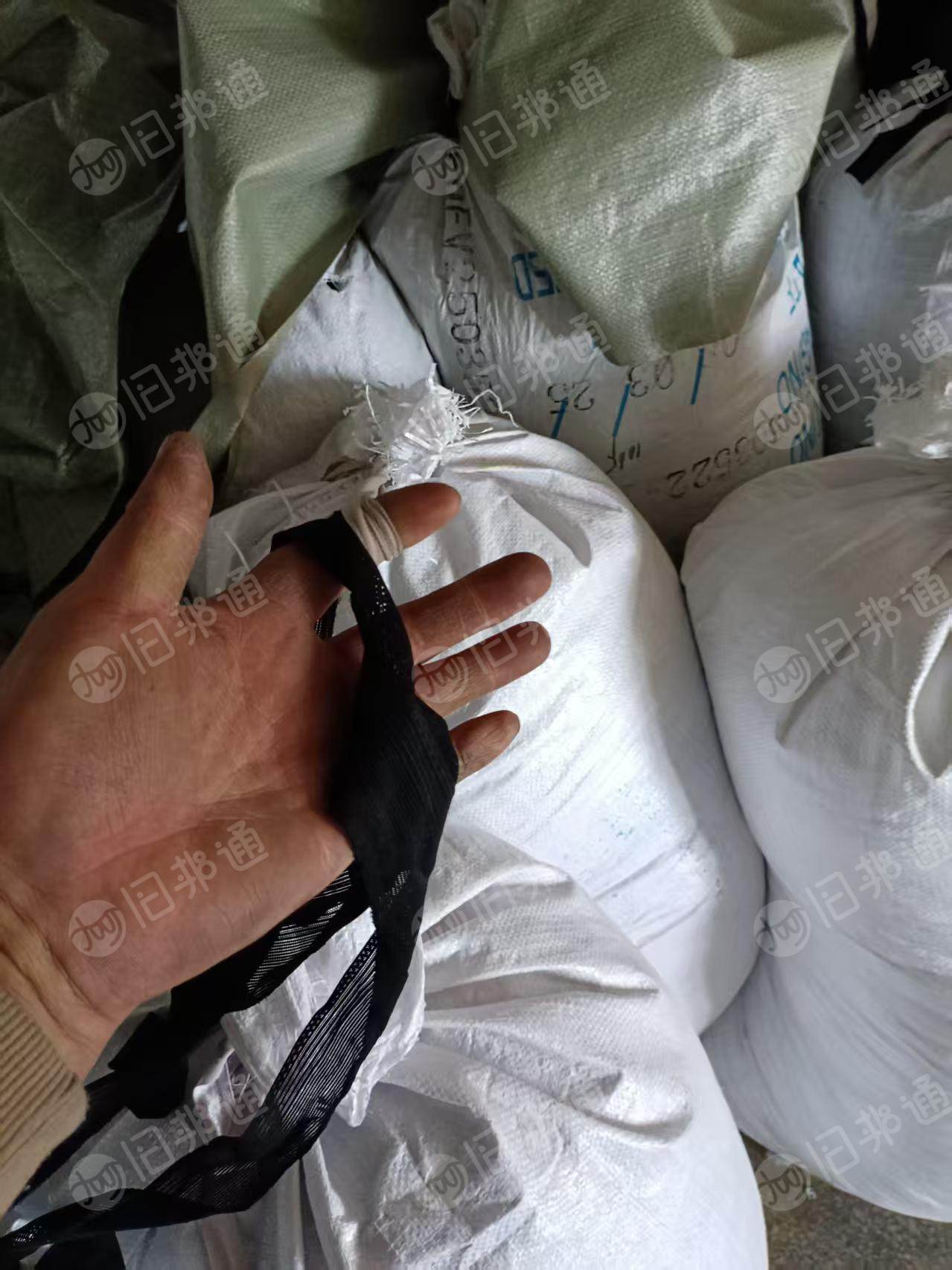 现货处理一批锦氨三色布条，白烟布，锦氨废布，含氨纶10-14％之间，现货4吨，货在江苏苏州