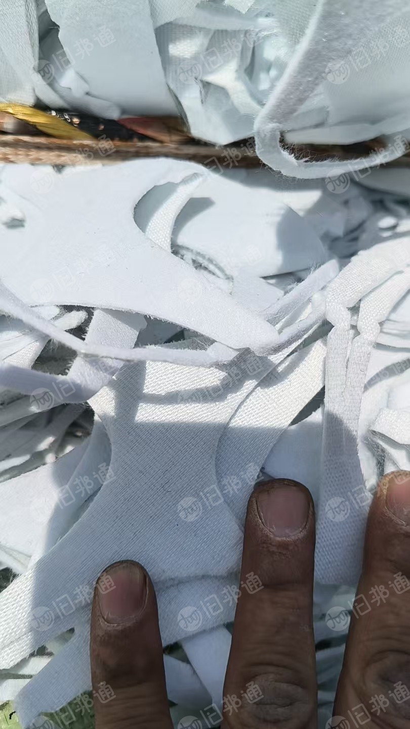 长期出售涤纶鞋帮布飞织布，涤纶造粒布，可以造粒打泡料用，每个月有400多吨，货在浙江温州