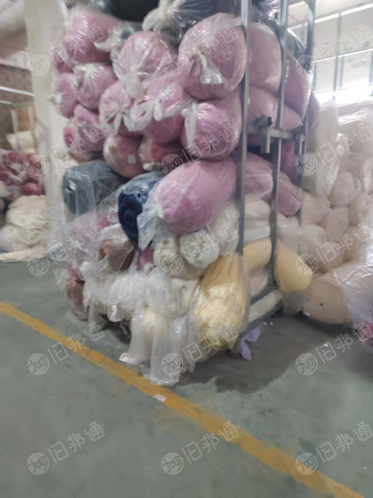 出售库存绒布，单面绒，舒棉绒和北极绒，正常门幅，克重有200-300左右，现货有9米6一车