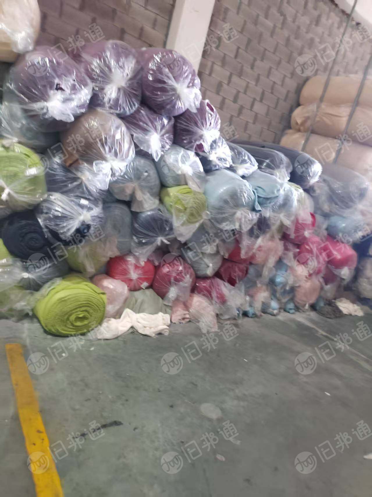 出售库存绒布，单面绒，舒棉绒和北极绒，正常门幅，克重有200-300左右，现货有9米6一车