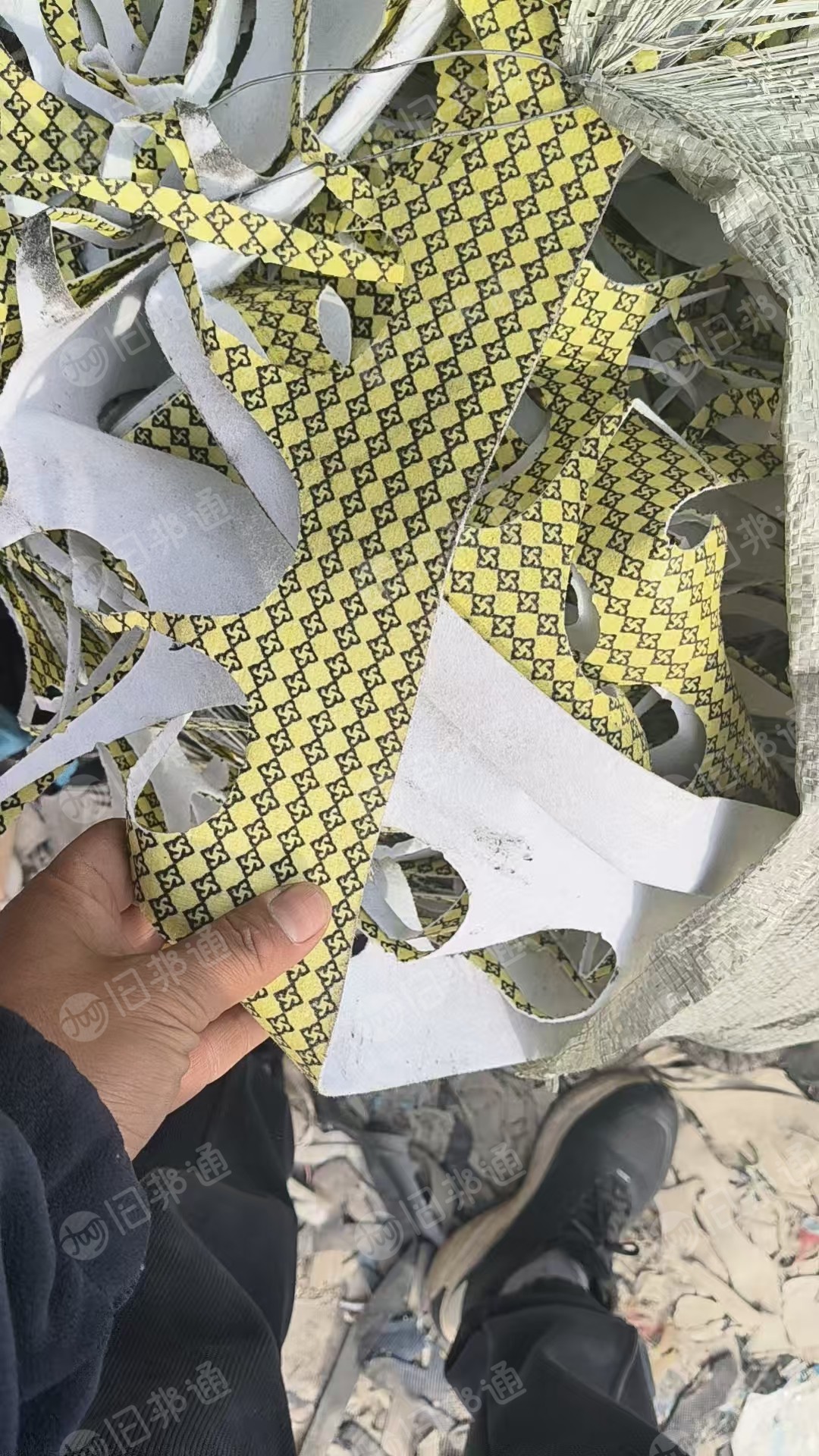 长期大量出售涤纶网布无纺布，鞋厂下来的，每个月大几十吨，货在浙江温州