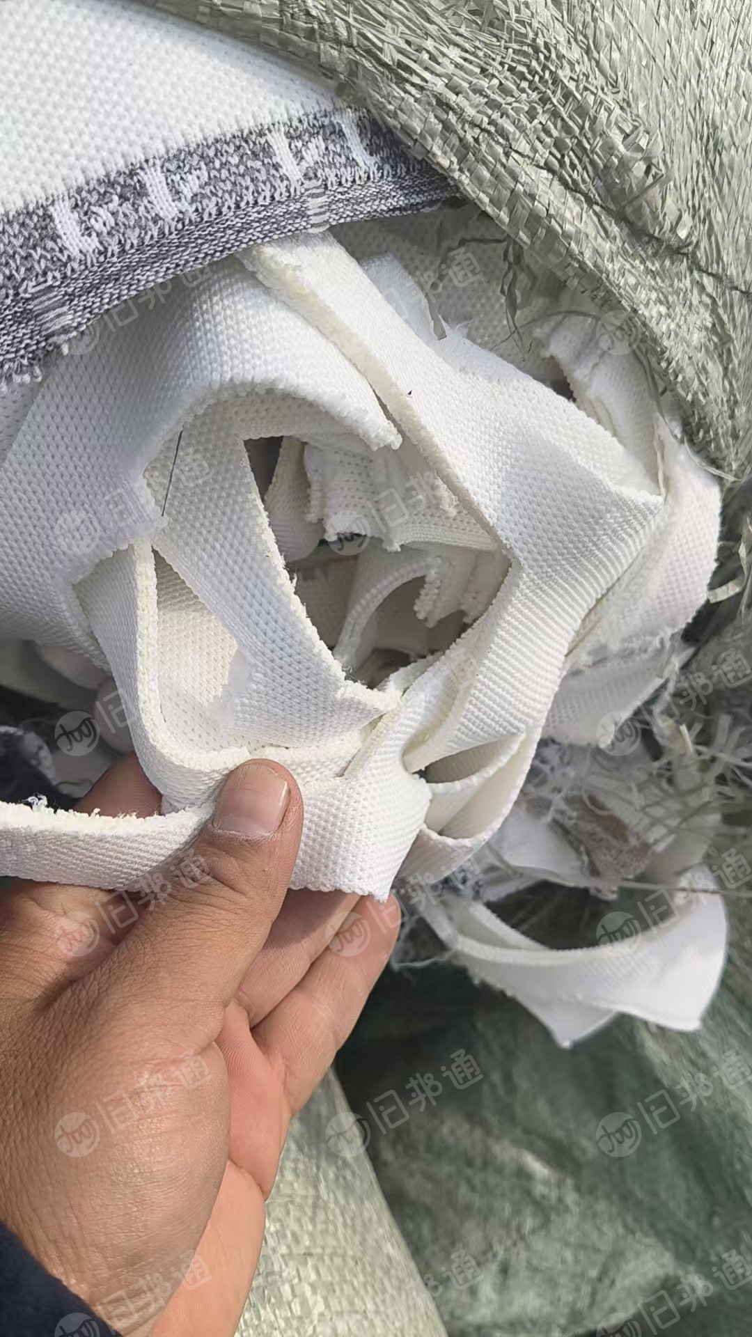 长期大量出售涤纶飞织布，鞋厂下来的，纯飞织布，每个月大几十吨