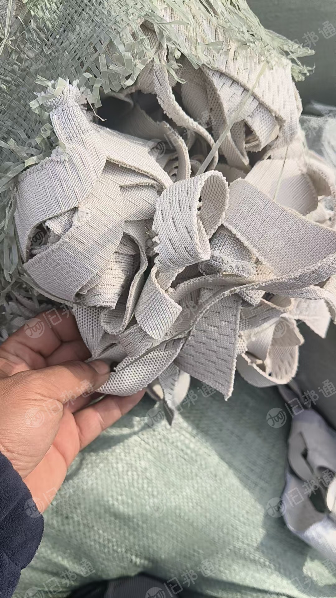 长期大量出售涤纶飞织布，鞋厂下来的，纯飞织布，每个月大几十吨