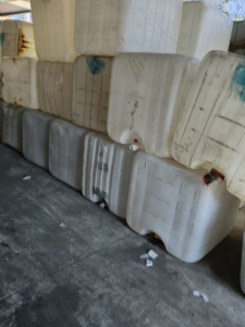 出售蓝桶废料和吨桶废料，长期有货，吨桶是切片的，蓝桶是整个的有点味道