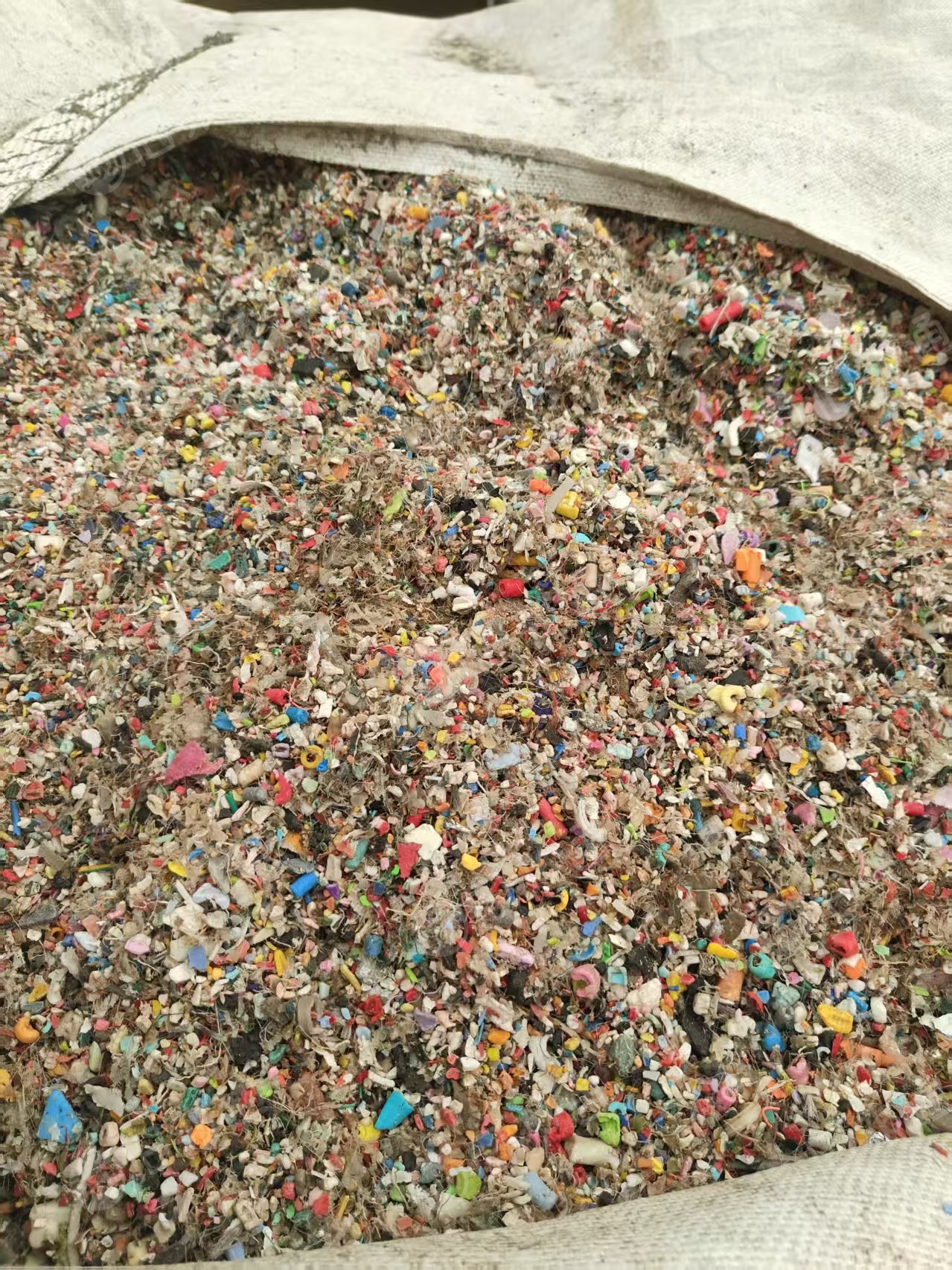出售PPPE杂塑料炼油料，很干净，出油率60-70，现货十几吨