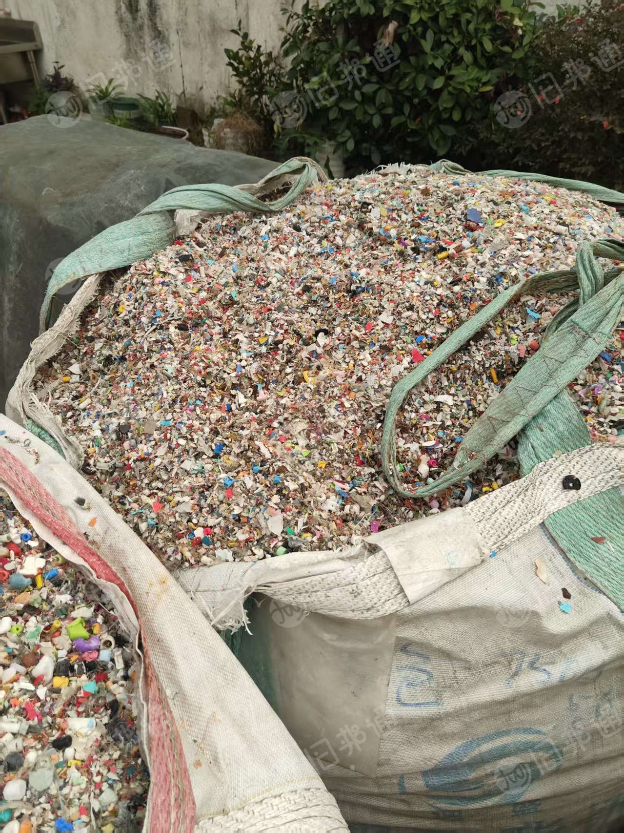 出售PPPE杂塑料炼油料，很干净，出油率60-70，现货十几吨