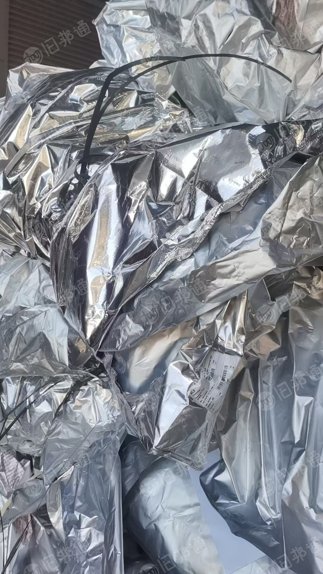 出售防潮包装机器下来的铝箔纸，有纯铝箔，也有带纸的，现货十来吨