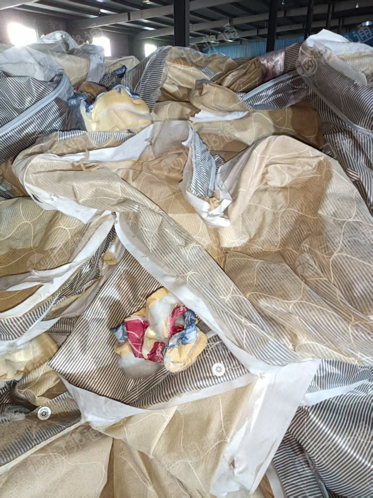 长期出售席梦思拆下来的床垫下脚料，床垫废料，毛毡料，现货有四五吨