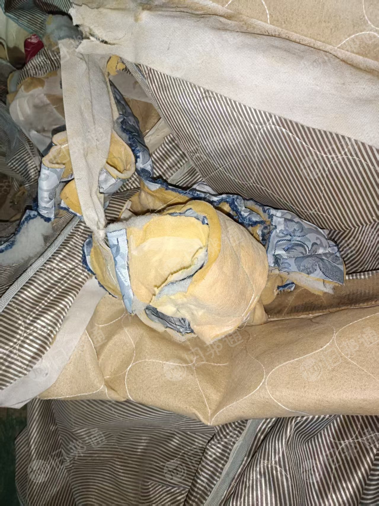 长期出售席梦思拆下来的床垫下脚料，床垫废料，毛毡料，现货有四五吨