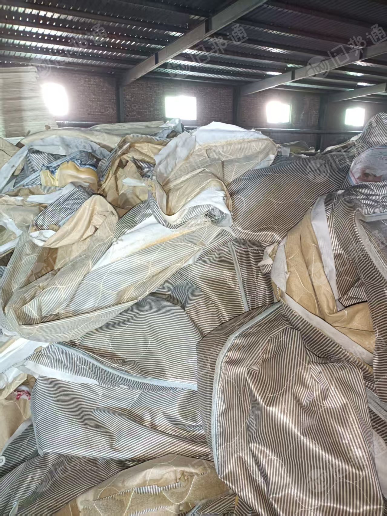 长期出售席梦思拆下来的床垫下脚料，床垫废料，毛毡料，现货有四五吨