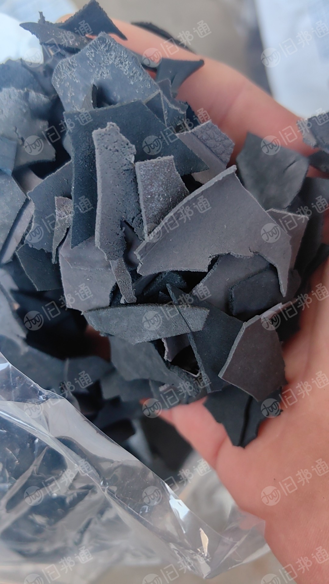 长期出售PVC汽车内饰破碎料，工作台皮子粉碎料，每个月30吨左右