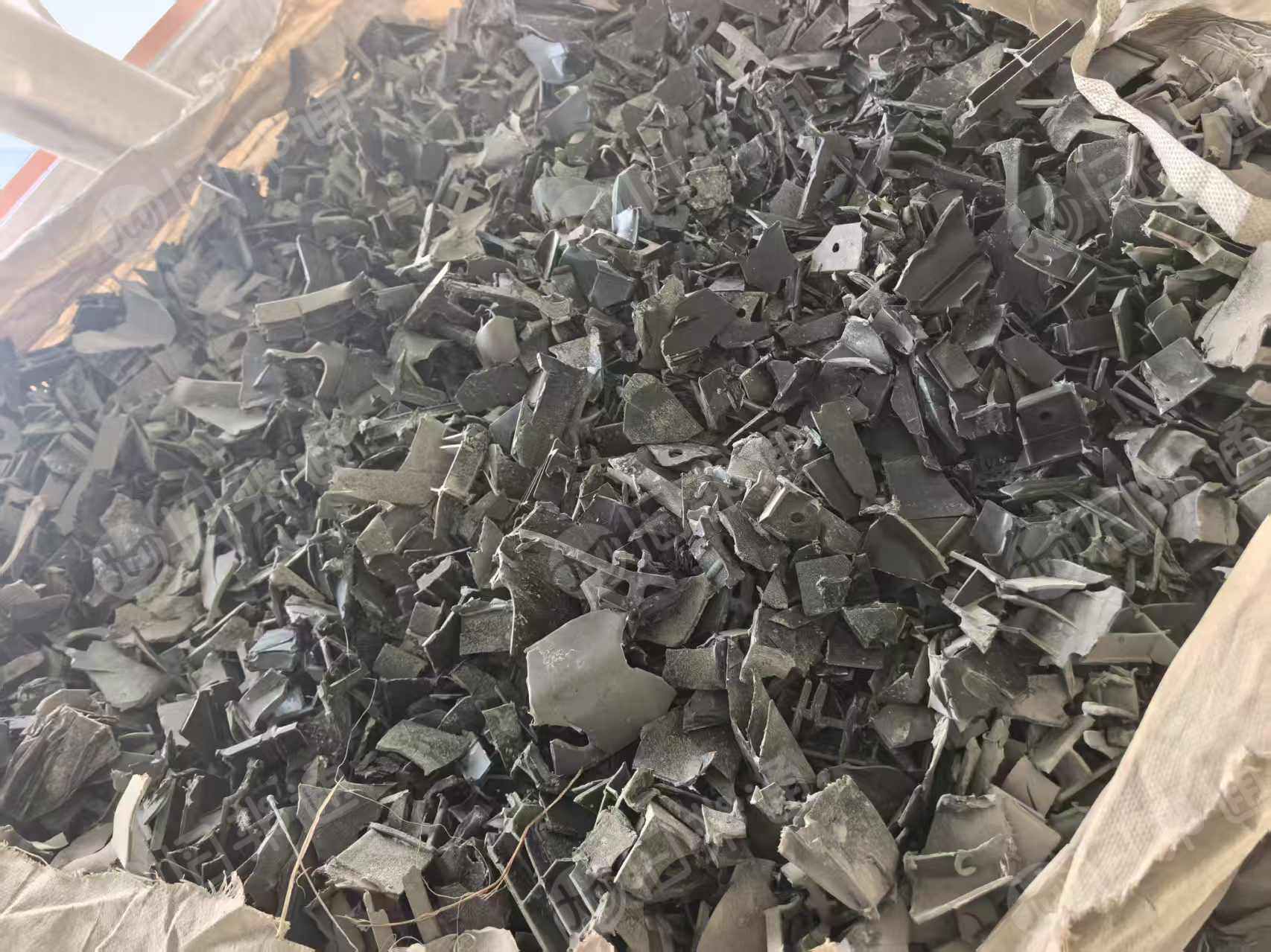 出售油桶破碎料，pe破碎料