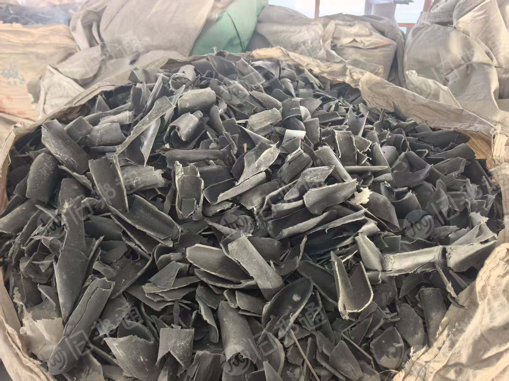 出售油桶破碎料，pe破碎料