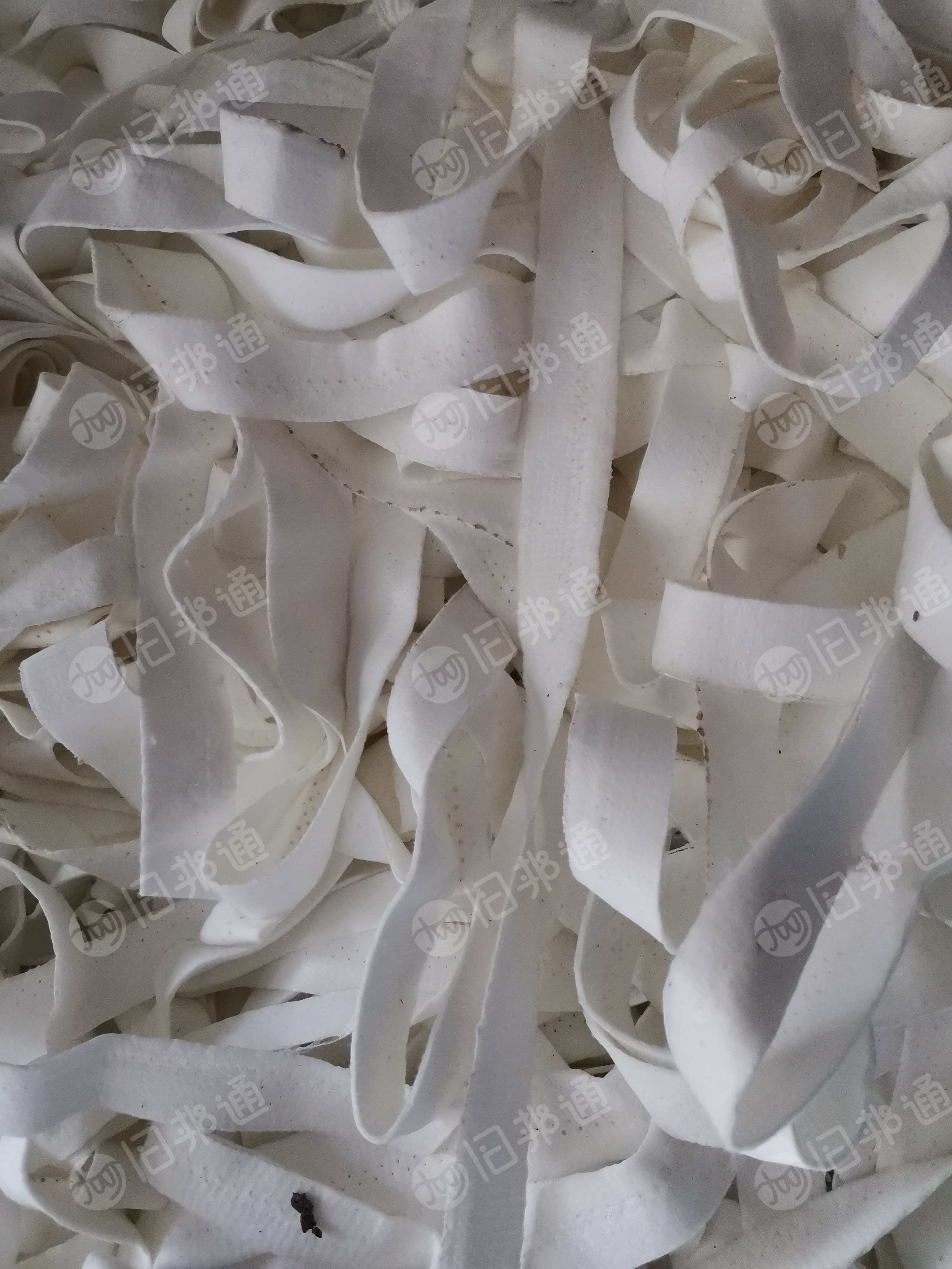 出售毛毡边角料，土工布边角料，涤纶材质，针刺无纺布边角料，主要是白色跟黑色，现货有十几吨