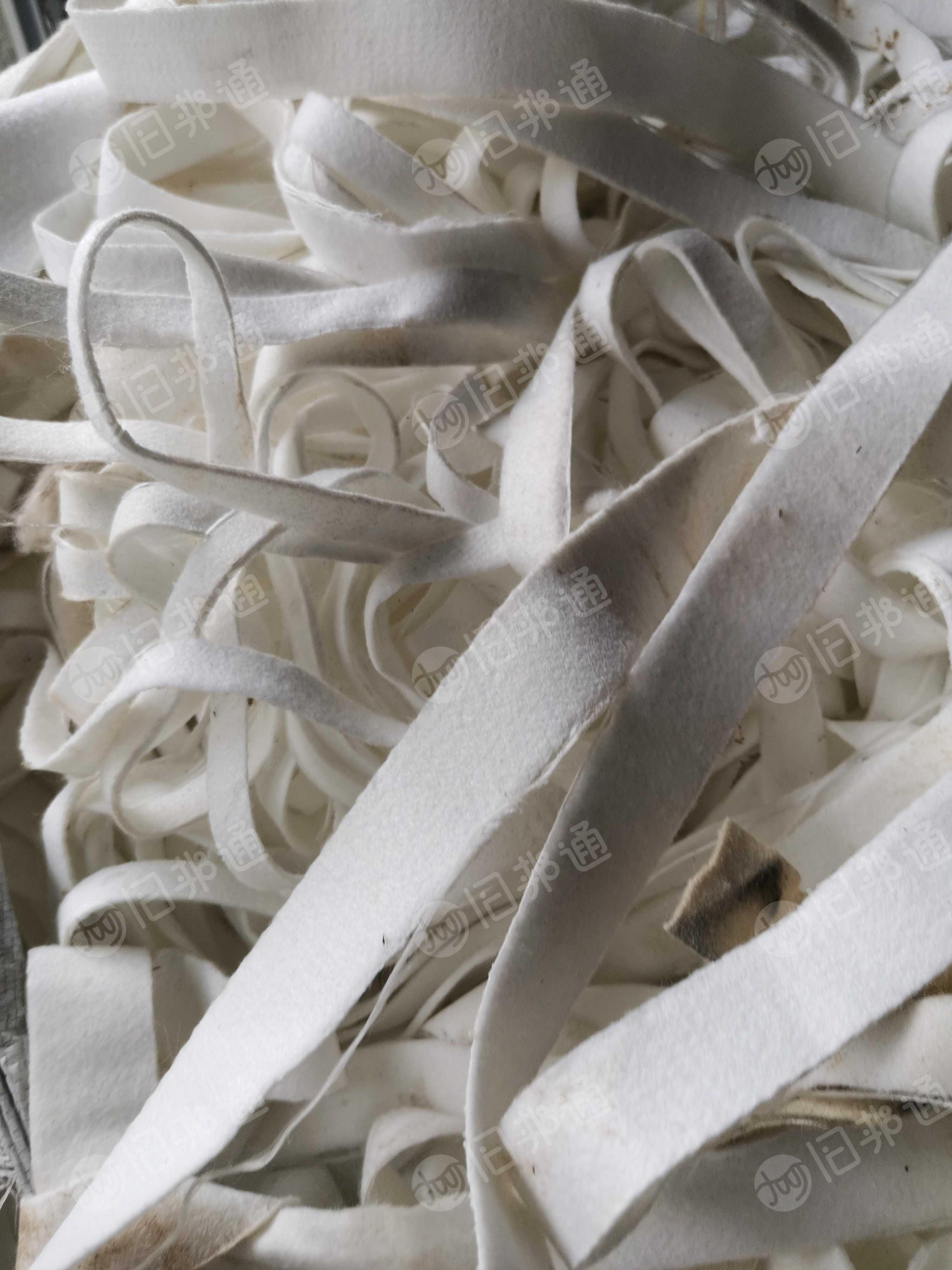 出售毛毡边角料，土工布边角料，涤纶材质，针刺无纺布边角料，主要是白色跟黑色，现货有十几吨