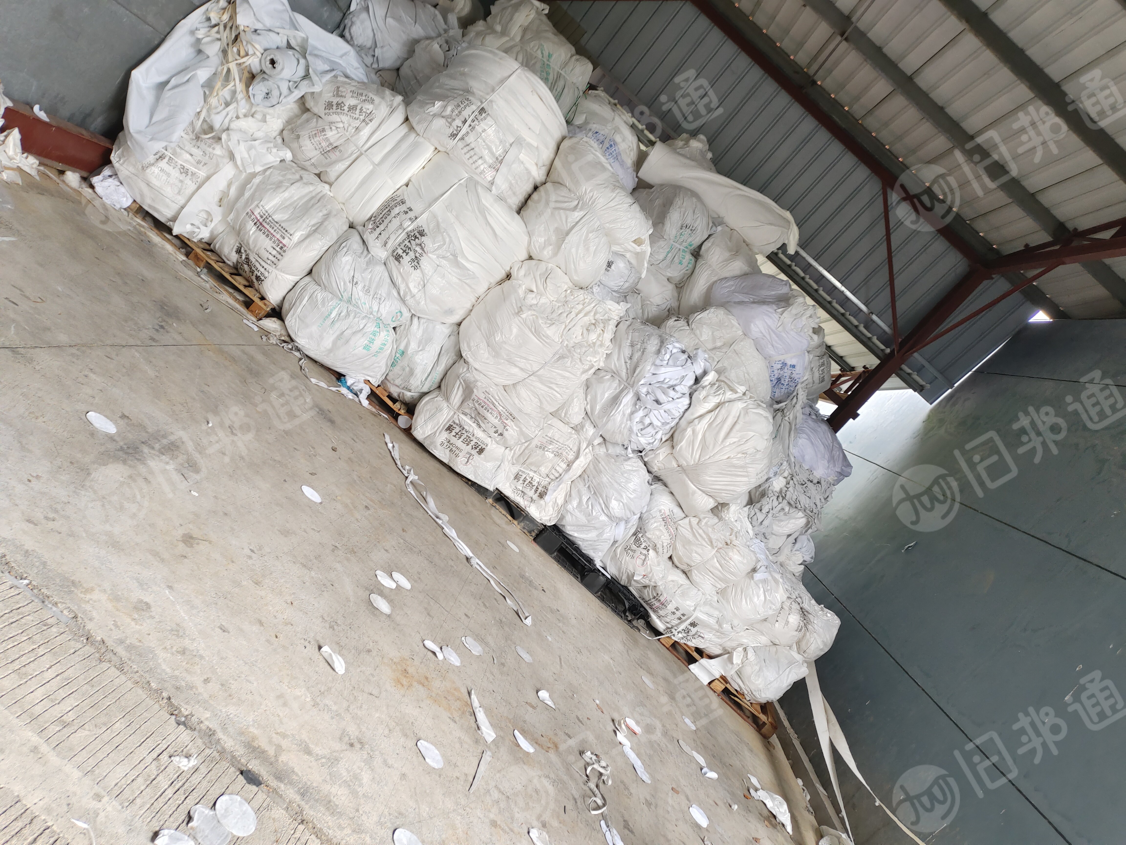 出售毛毡边角料，土工布边角料，涤纶材质，针刺无纺布边角料，主要是白色跟黑色，现货有十几吨