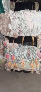 长期出售家纺下脚料，超声波边角料，绗棉边角料，有分浅色跟深色，开花用，月供三四十吨