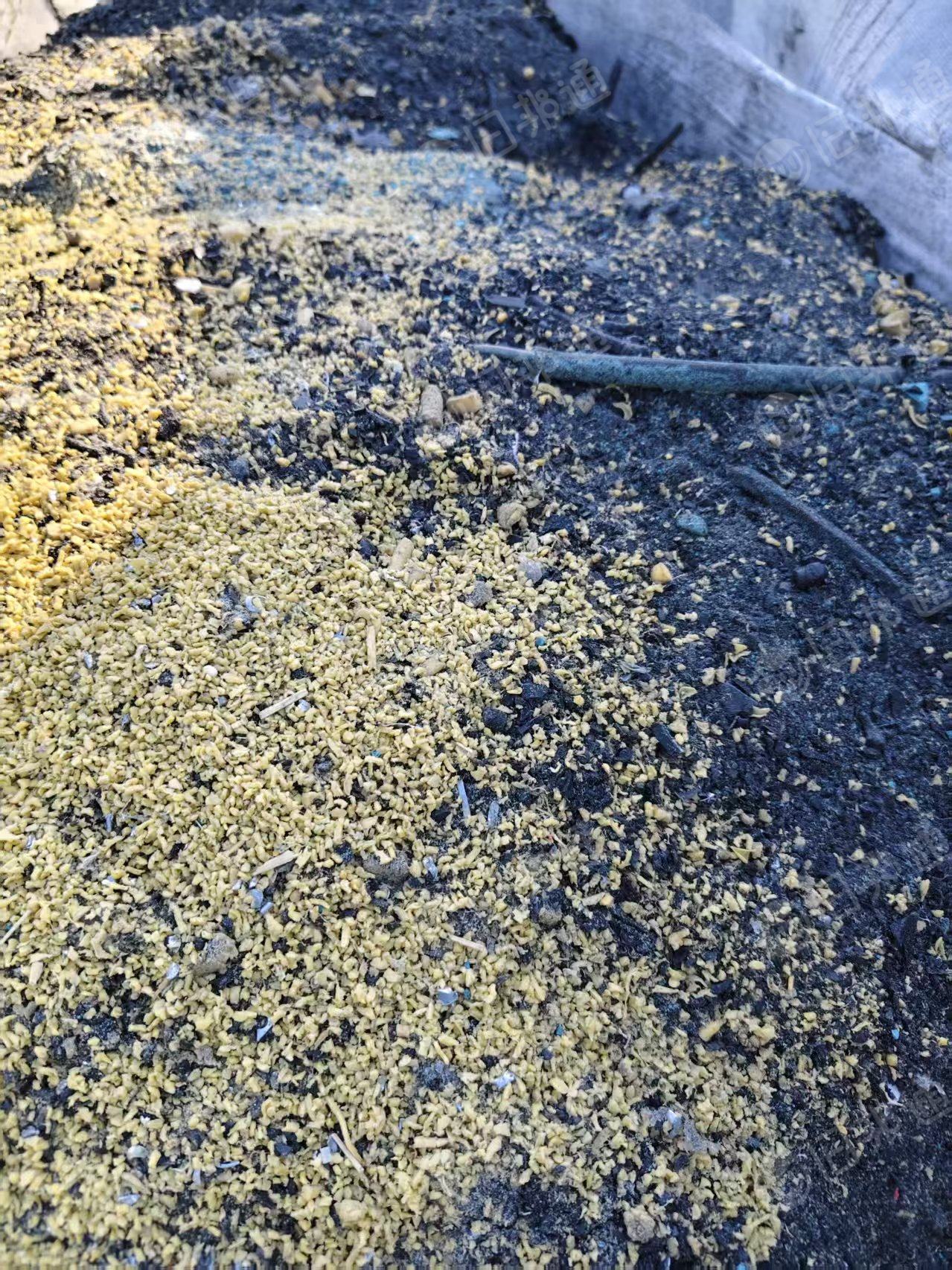 出售橡塑材质粉碎料，现货15/16吨