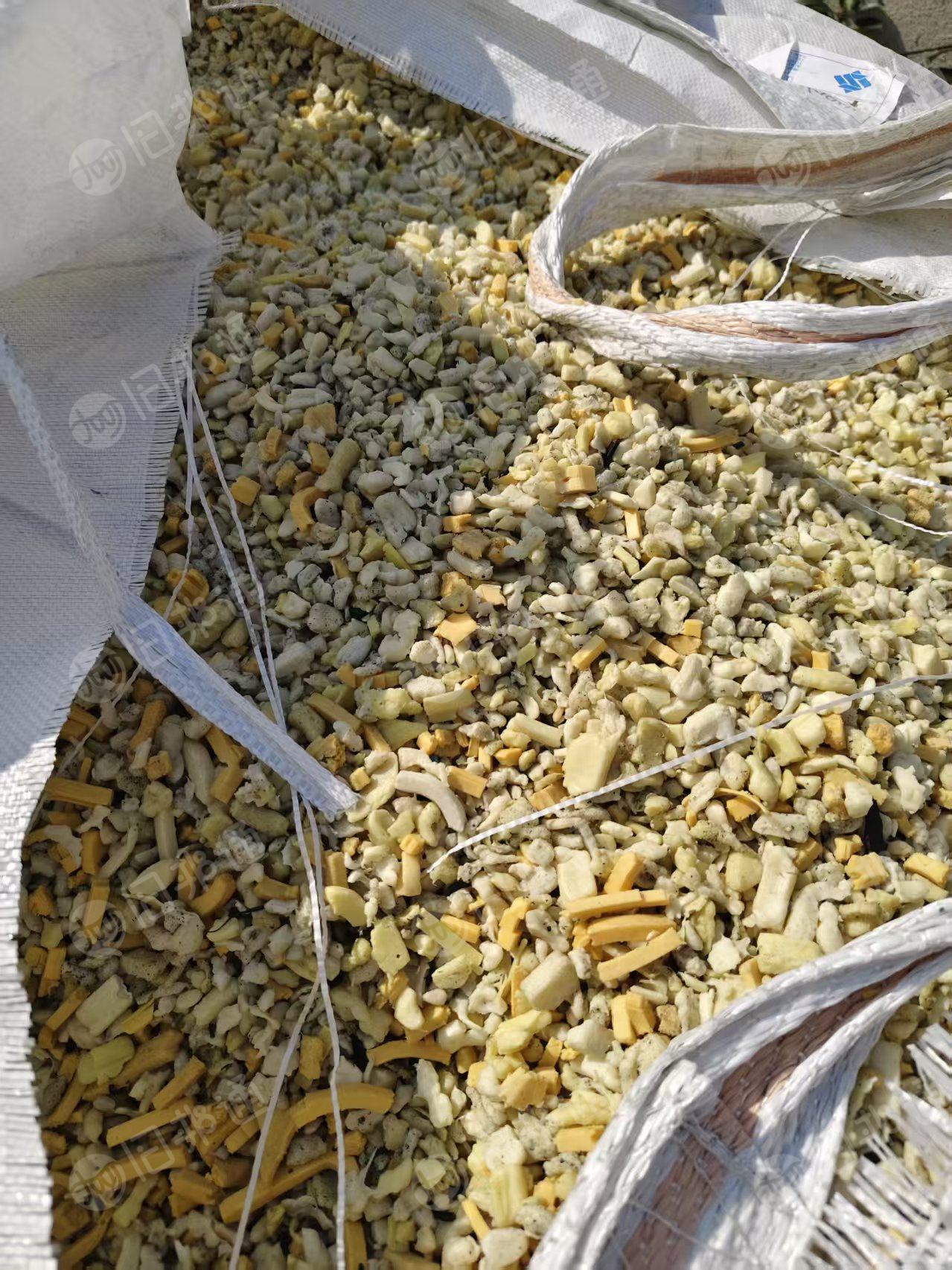 出售橡塑材质粉碎料，现货15/16吨