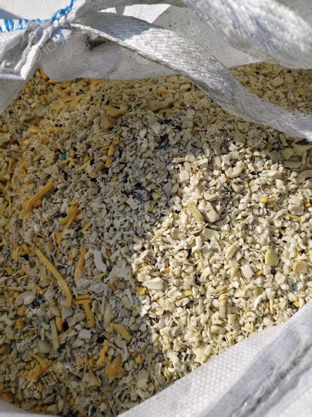 出售橡塑材质粉碎料，现货15/16吨