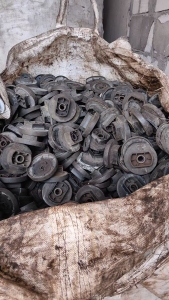 出售高温尼龙毛料，是模具厂生产线下来的，月供80/90吨