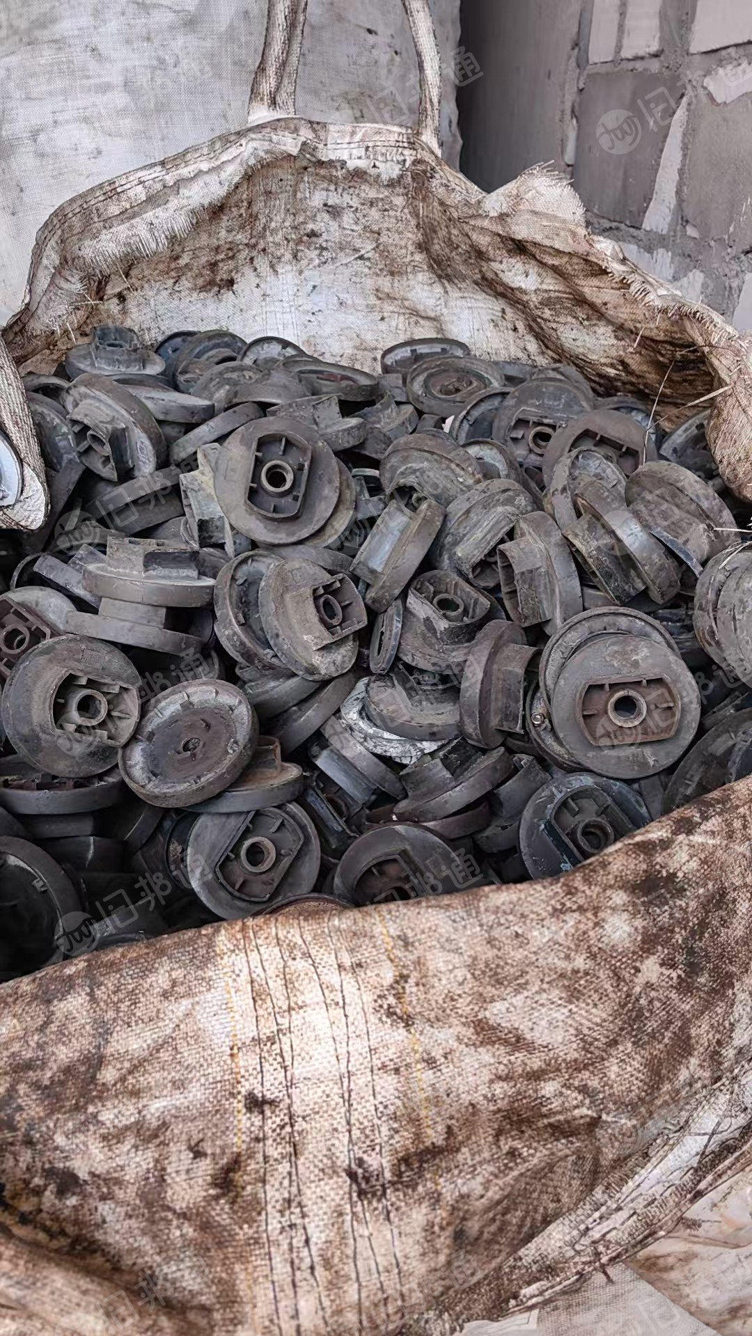 出售高温尼龙毛料，是模具厂生产线下来的，月供80/90吨