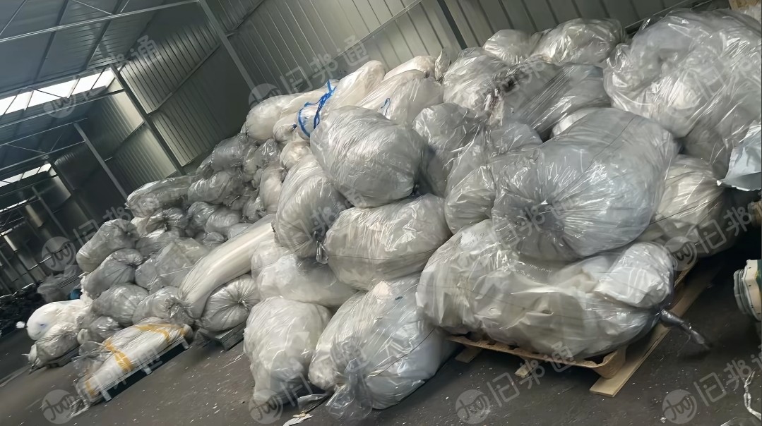 出售干造高压膜废料，低压膜废料，自己厂里吹膜机下来的废料，现货20吨左右