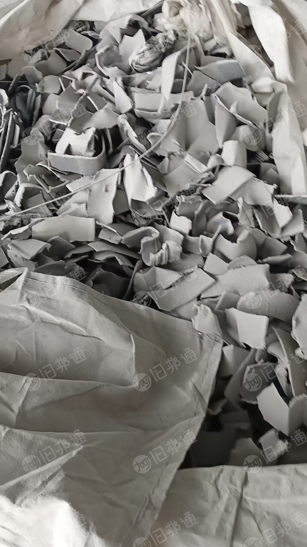 出售装过涂覆液的桶做的破碎料，现货7吨左右