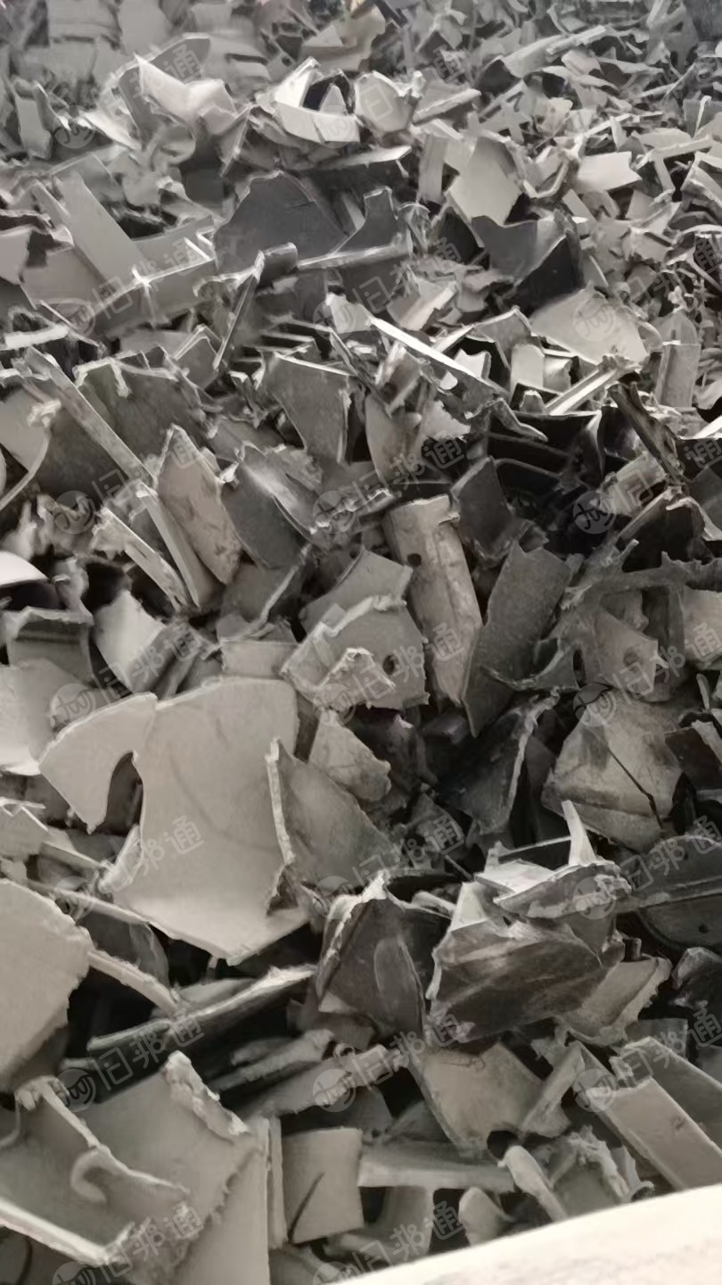 出售装过涂覆液的桶做的破碎料，现货7吨左右