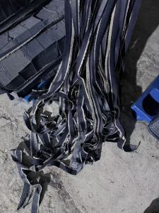 长期出售牛仔废布，牛仔边角料，涤棉牛仔废布，棉含量六七十左右，月供两百吨