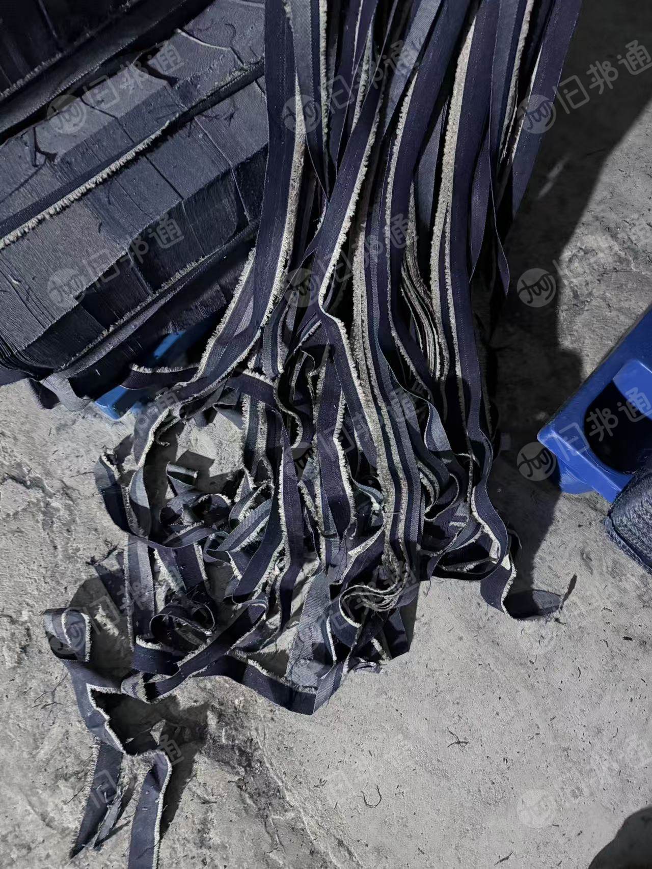 长期出售牛仔废布，牛仔边角料，涤棉牛仔废布，棉含量六七十左右，月供两百吨