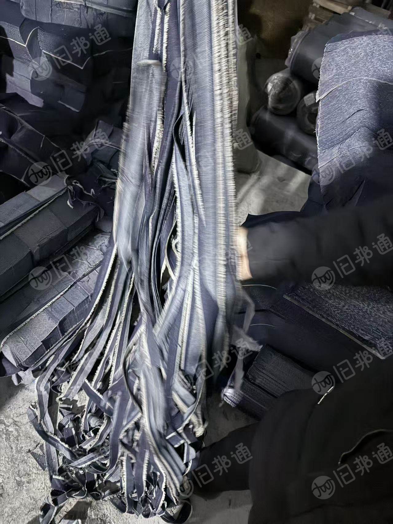 长期出售牛仔废布，牛仔边角料，涤棉牛仔废布，棉含量六七十左右，月供两百吨