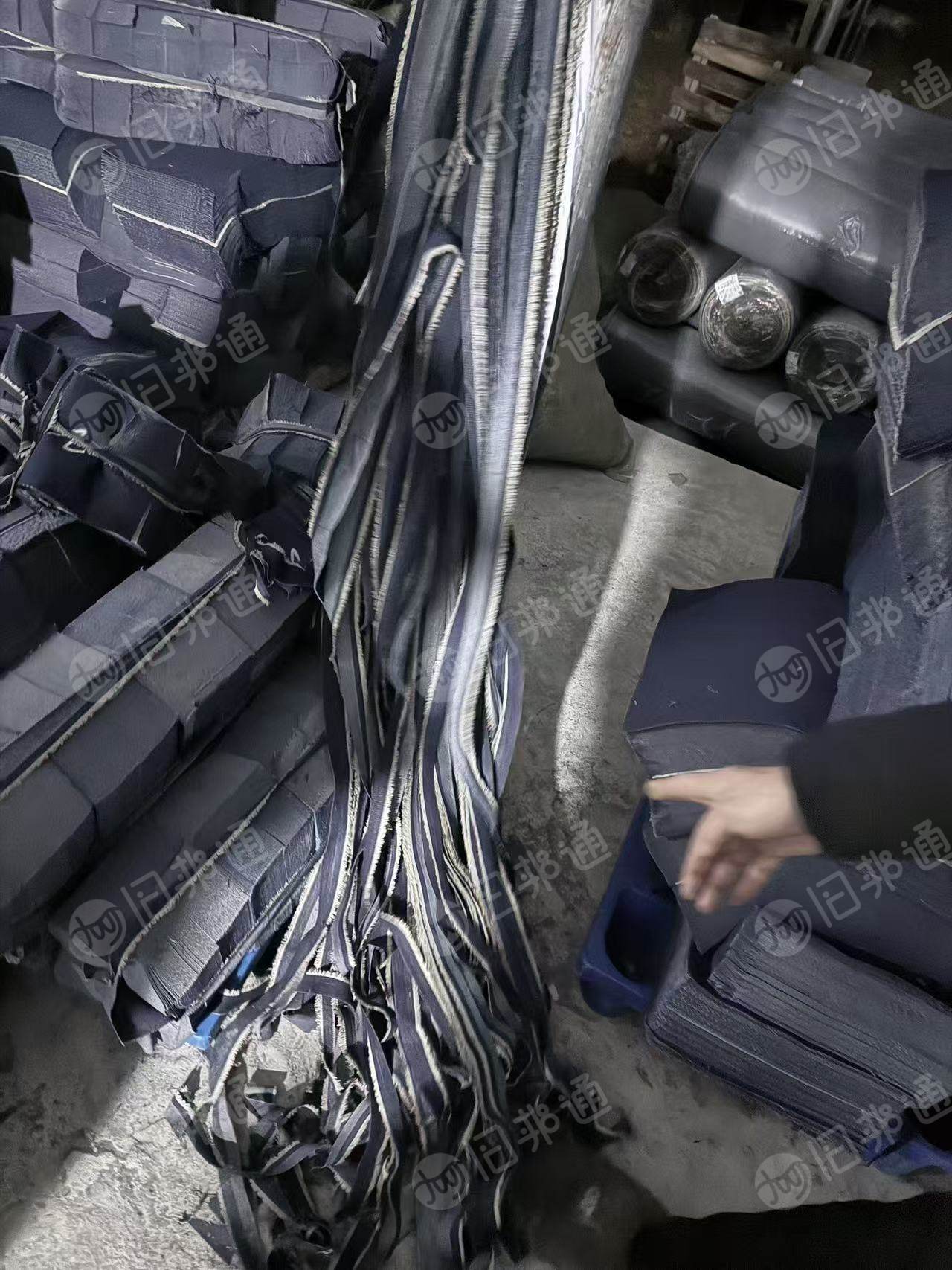 长期出售牛仔废布，牛仔边角料，涤棉牛仔废布，棉含量六七十左右，月供两百吨