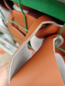 出售PVC汽车革，沃尔沃汽车厂下来的，月供10吨左右