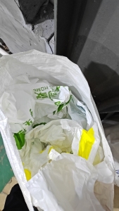 厂家出售低压背心袋废料，印错字卷膜料，都是乳白印字的，5吨处理，