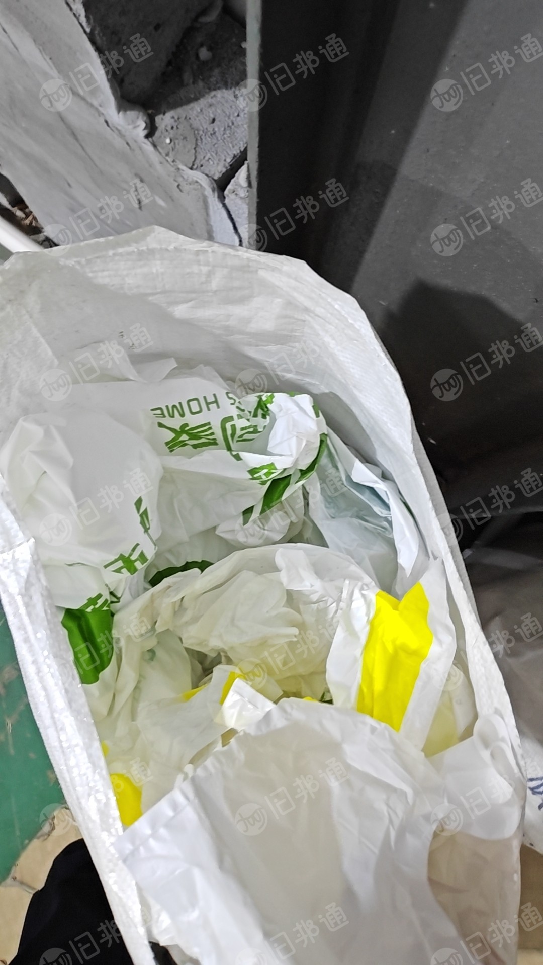 厂家出售低压背心袋废料，印错字卷膜料，都是乳白印字的，5吨处理，