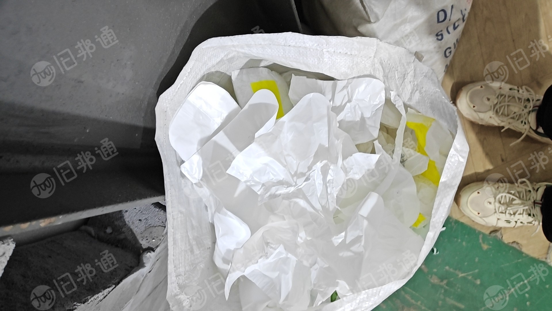 厂家出售低压背心袋废料，印错字卷膜料，都是乳白印字的，5吨处理，