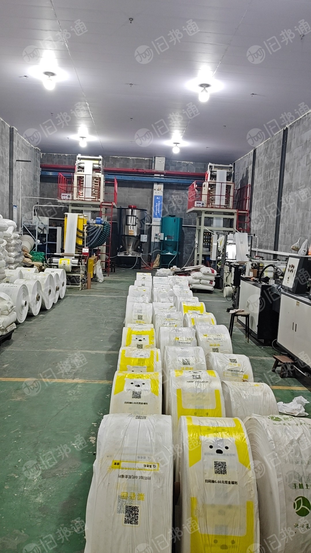 厂家出售低压背心袋废料，印错字卷膜料，都是乳白印字的，5吨处理，