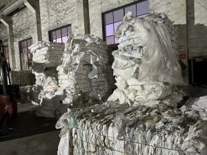 长期出售水洗乳白袋废料，现货6.8一车，出9.3折以上