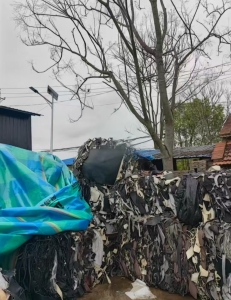 出售pvc汽车座椅海绵革边角料，现货25吨左右