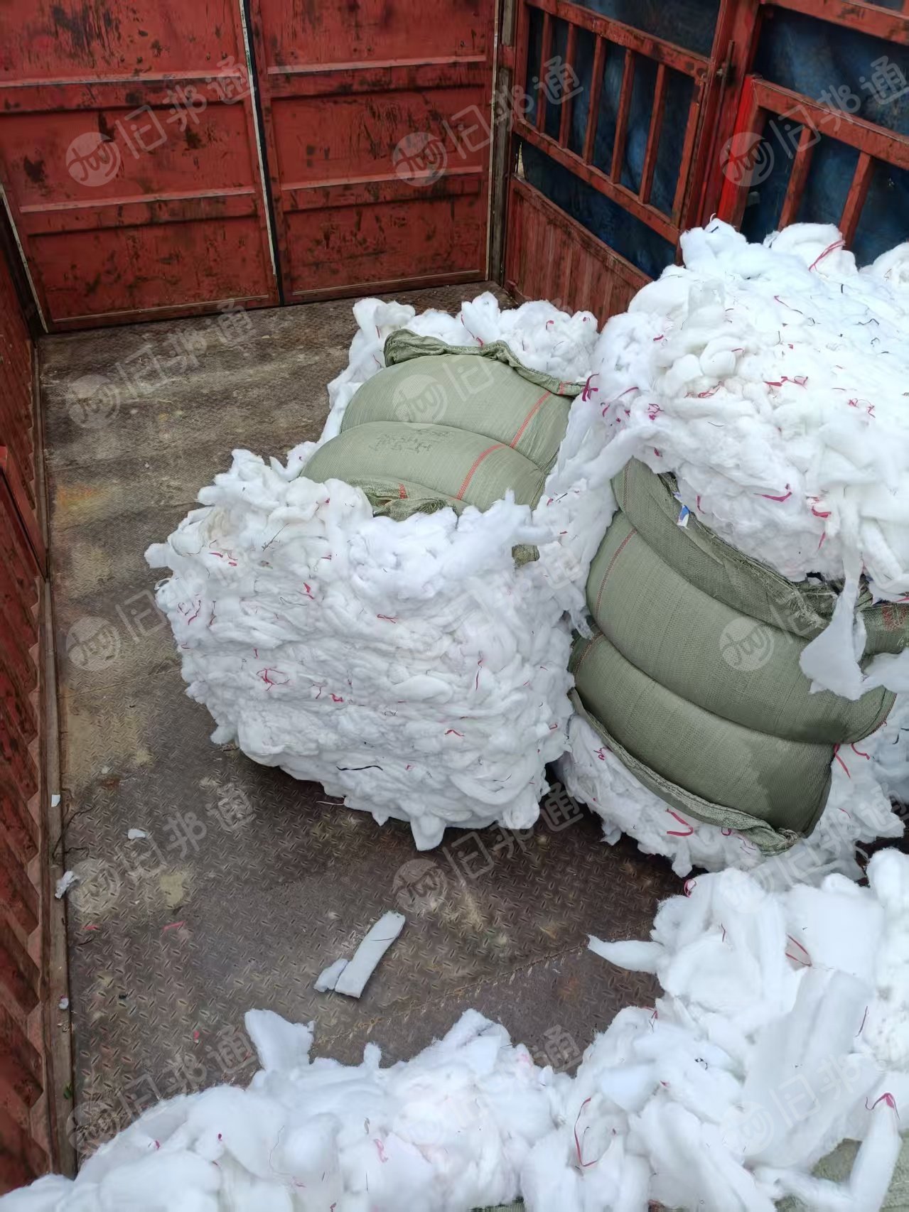 出售丝棉下脚料，干净丝棉，现货有七八吨，货在安徽滁州