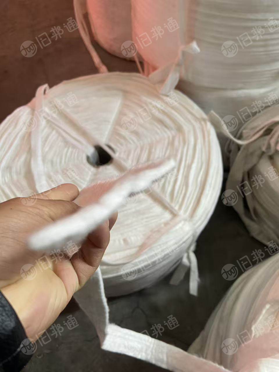 长期出售针刺土工布布条，涤纶布条，现货四十吨左右，可以拿来造粒用