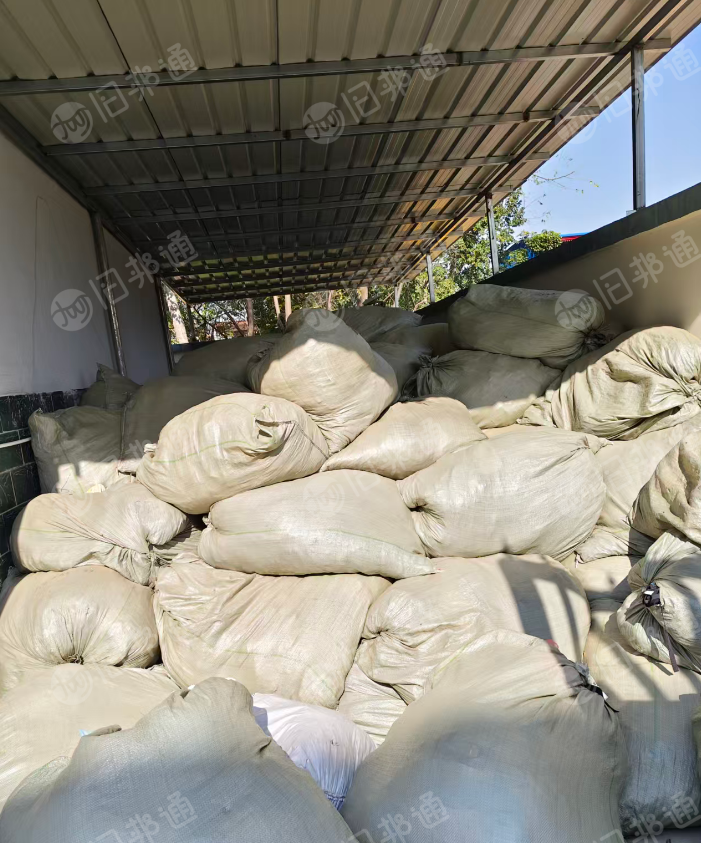 长期出售做裤子下来的废布料，化纤废布，裤子边角料，月供三四十吨