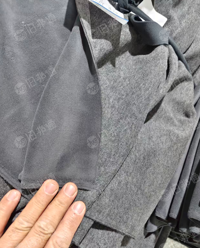 长期出售做裤子下来的废布料，化纤废布，裤子边角料，月供三四十吨